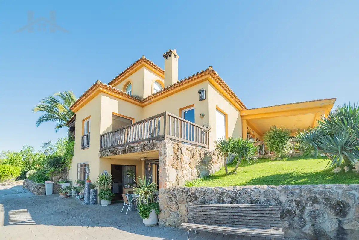 Vista exterior de Casa o xalet en venda en Sevilla la Nueva amb Calefacció, Jardí privat i Piscina
