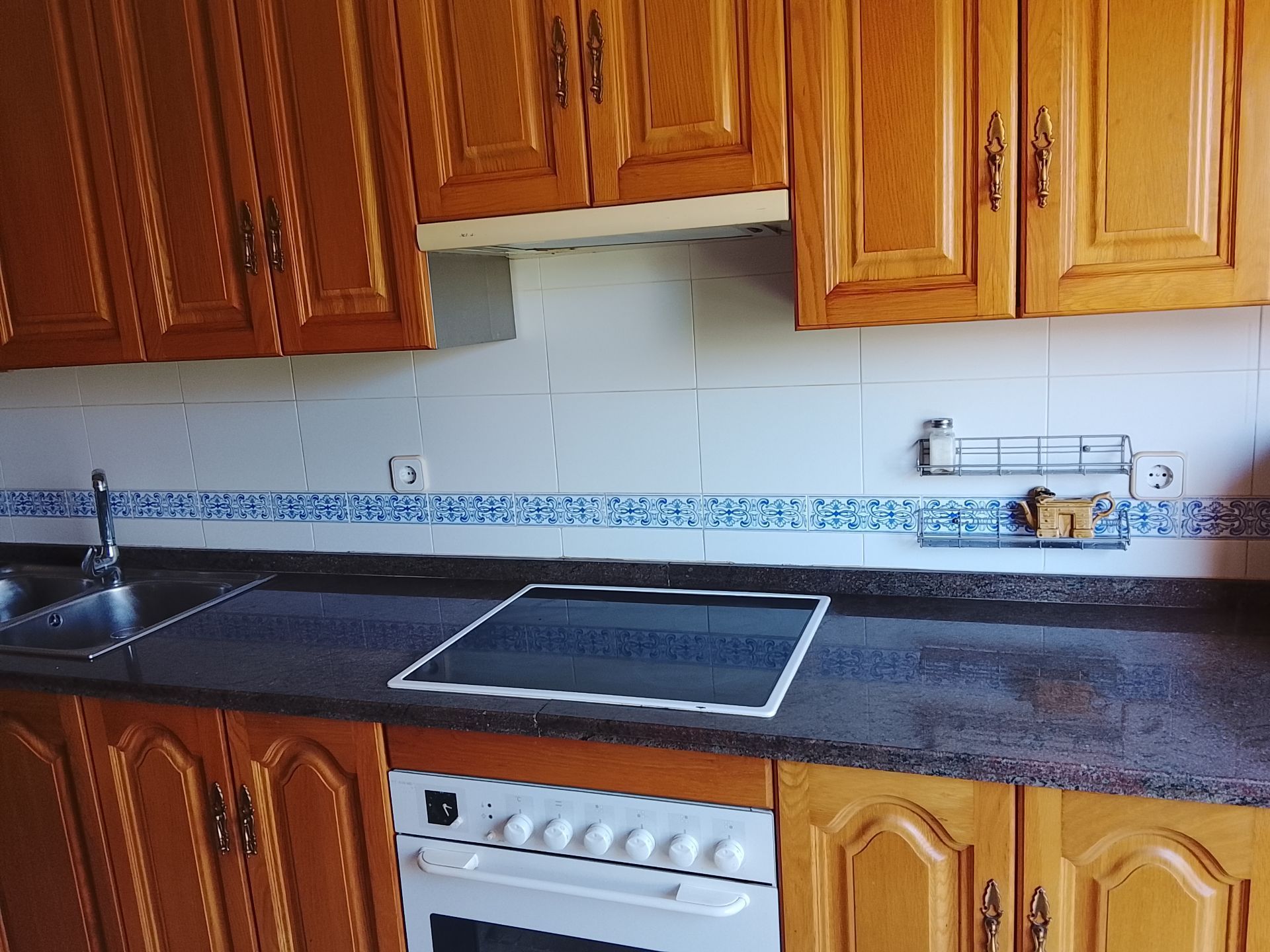 Küche von Wohnung zum verkauf in Madrigal de la Vera mit Klimaanlage, Heizung und Möbliert