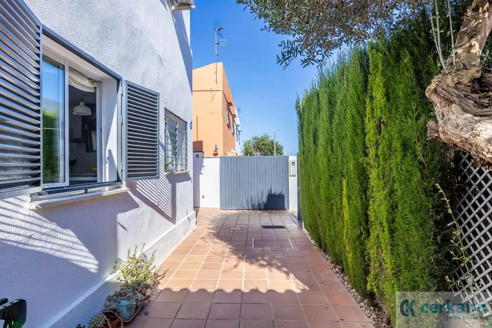 Exterior view of Houses for sale in Espartinas  with Air Conditioner and Storage room