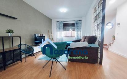Sala d'estar de Casa adosada en venda en Dos Hermanas amb Aire condicionat i Terrassa