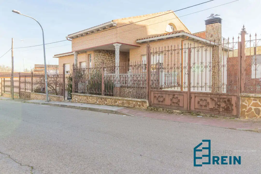Chalet con jardín en venta en LARGO CABALLERO 1