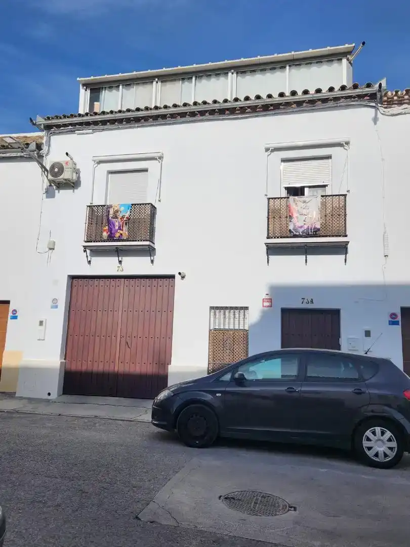 Vista exterior de Casa adosada en venda en Écija amb Aire condicionat, Piscina i Balcó