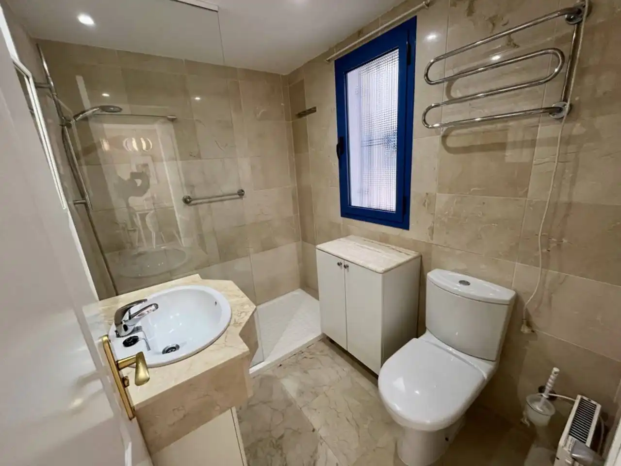 Badezimmer von Wohnungen zum Verkauf in Almuñécar mit Klimaanlage, Terrasse und Abstellraum