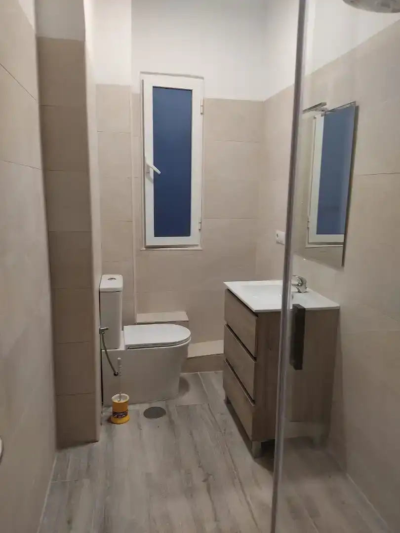 Bany de Estudi de lloguer en Madrid amb Aire condicionat, Moblat i Microones
