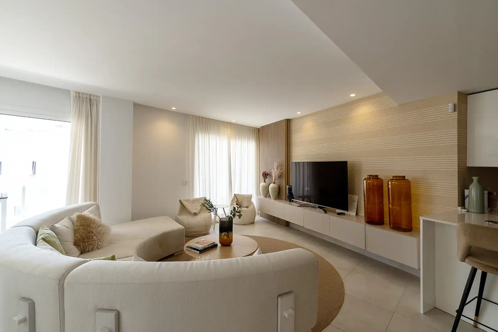 Sala d'estar de Àtic de lloguer en Marbella amb Aire condicionat, Terrassa i Piscina