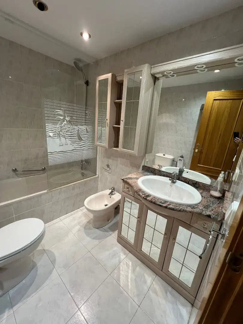 Badezimmer von Wohnung zur Miete in Zaragoza mit Heizung, Ofen und Waschmaschine