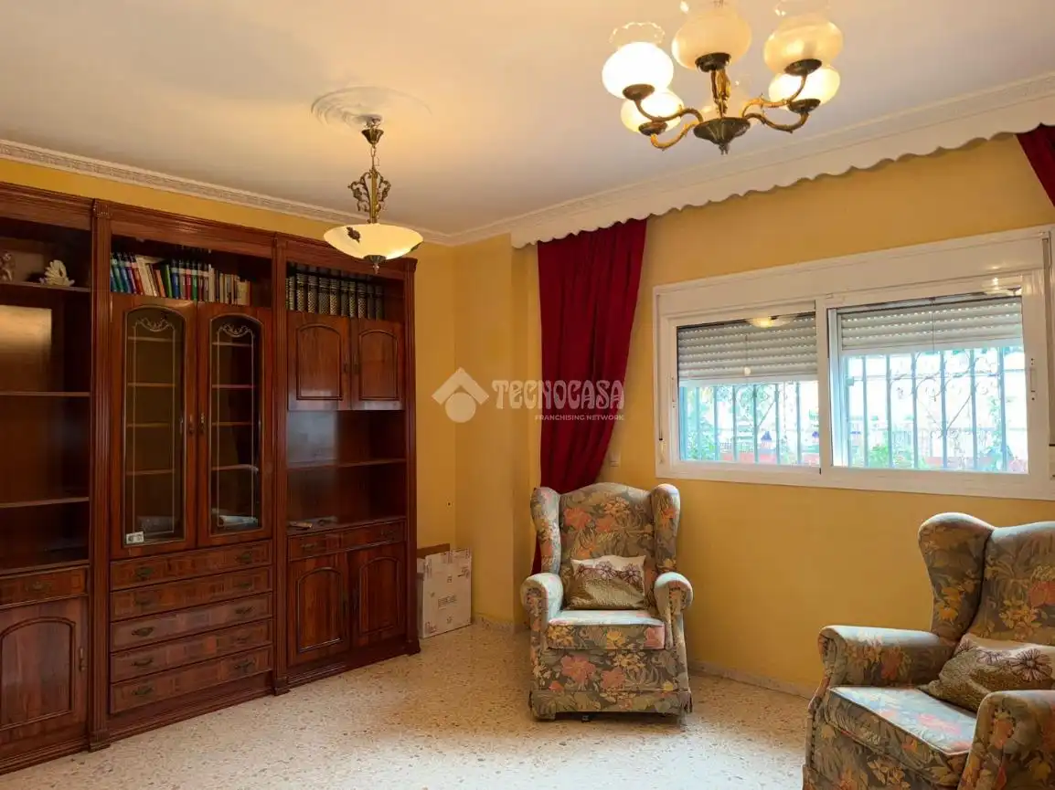 Sala de estar de Casa adosada en venta en Sevilla con Aire acondicionado y Alarma