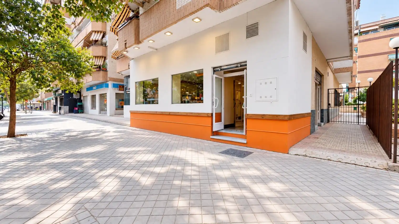 Vista exterior de Local en venta en Granada con Aire acondicionado y Amueblado