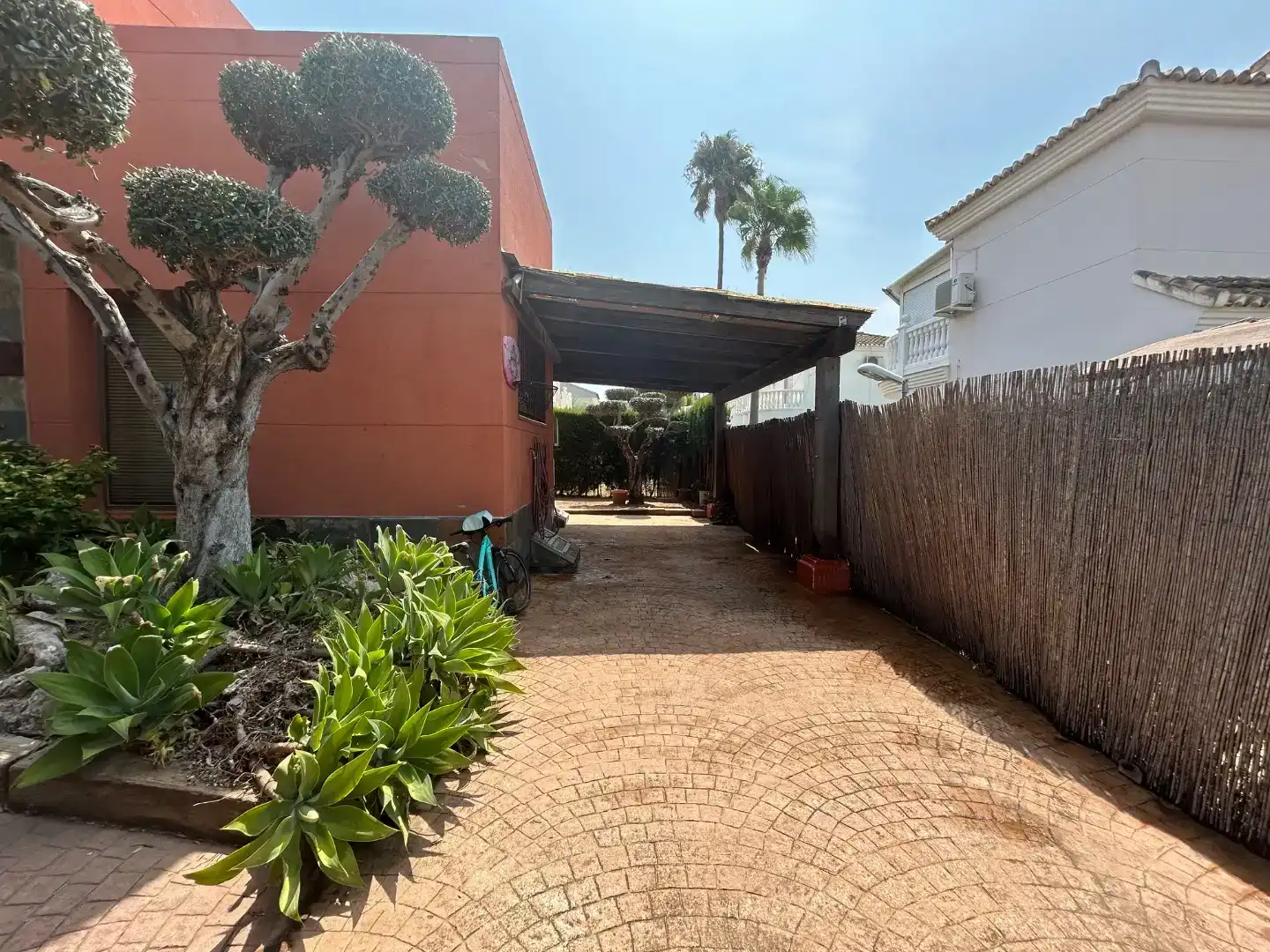 Vista exterior de Casa o xalet de lloguer en Oliva amb Aire condicionat i Piscina