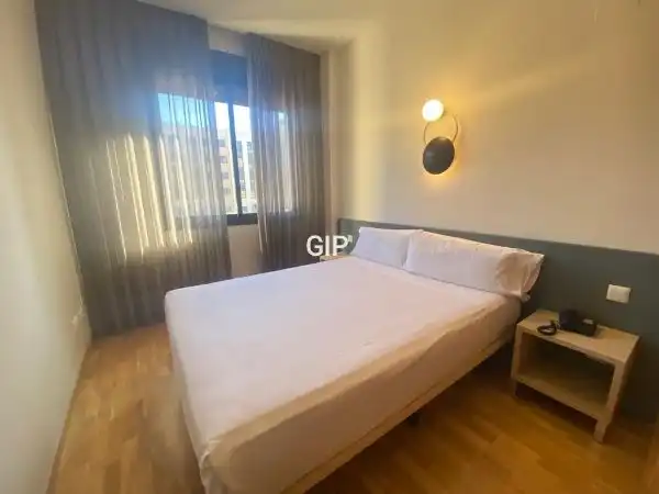Dormitori de Apartament de lloguer en Madrid amb Aire condicionat, Calefacció i Parquet