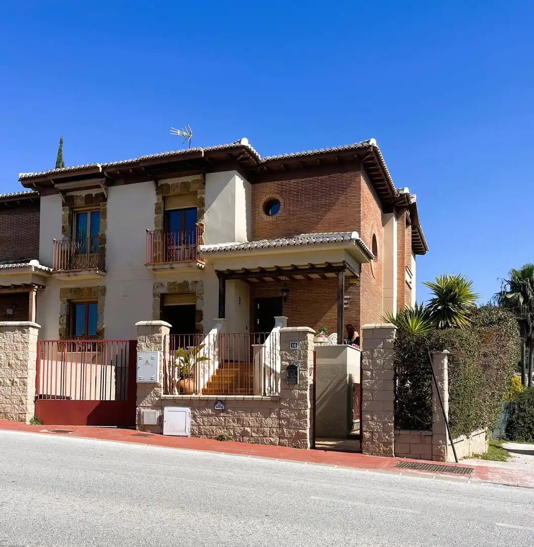 Außenansicht von Einfamilien-Reihenhaus zum Verkauf in Mijas mit Klimaanlage, Heizung und Privatgarten