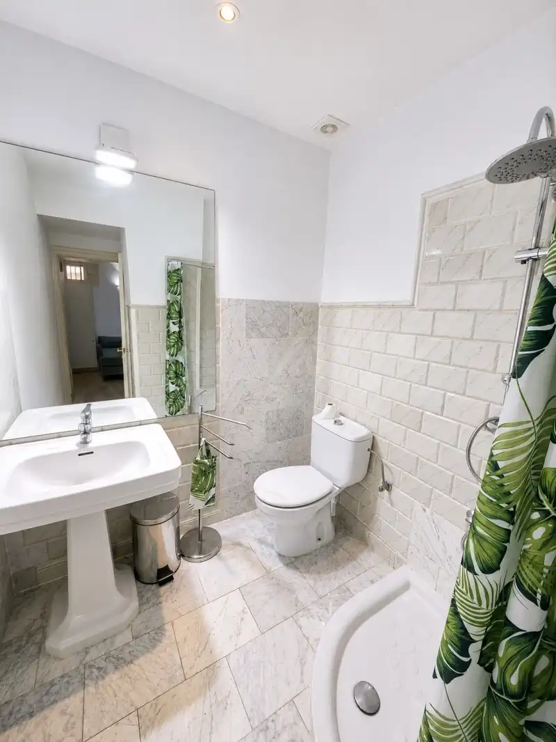 Badezimmer von Wohnungen zur Miete in Cáceres mit Klimaanlage, Heizung und Privatgarten
