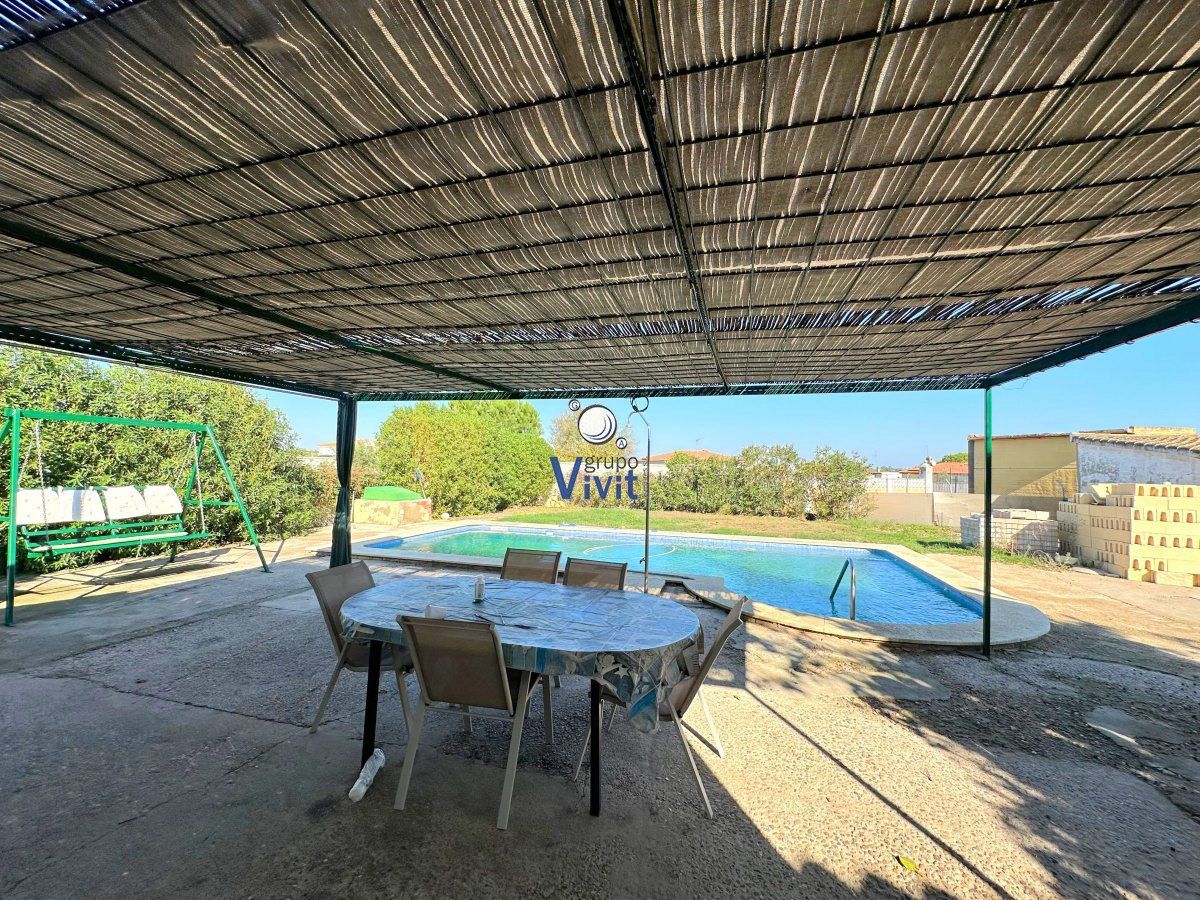Piscina de Casa o xalet en venda en Carmona amb Aire condicionat, Jardí privat i Traster