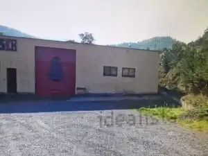 Außenansicht von Fabrikhallen zum Verkauf in Santa Maria d'Oló mit Alarm