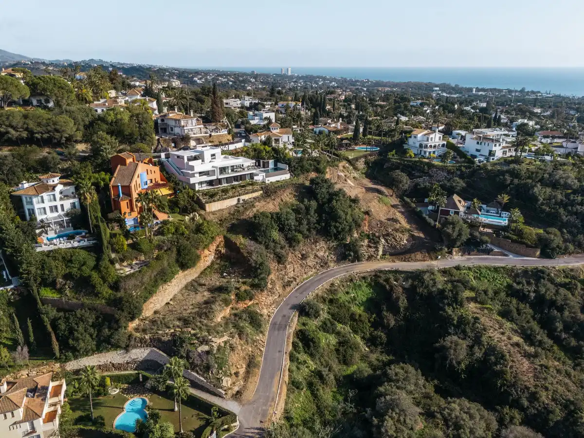 Vista exterior de Casa o xalet en venda en Marbella amb Aire condicionat, Jardí privat i Terrassa