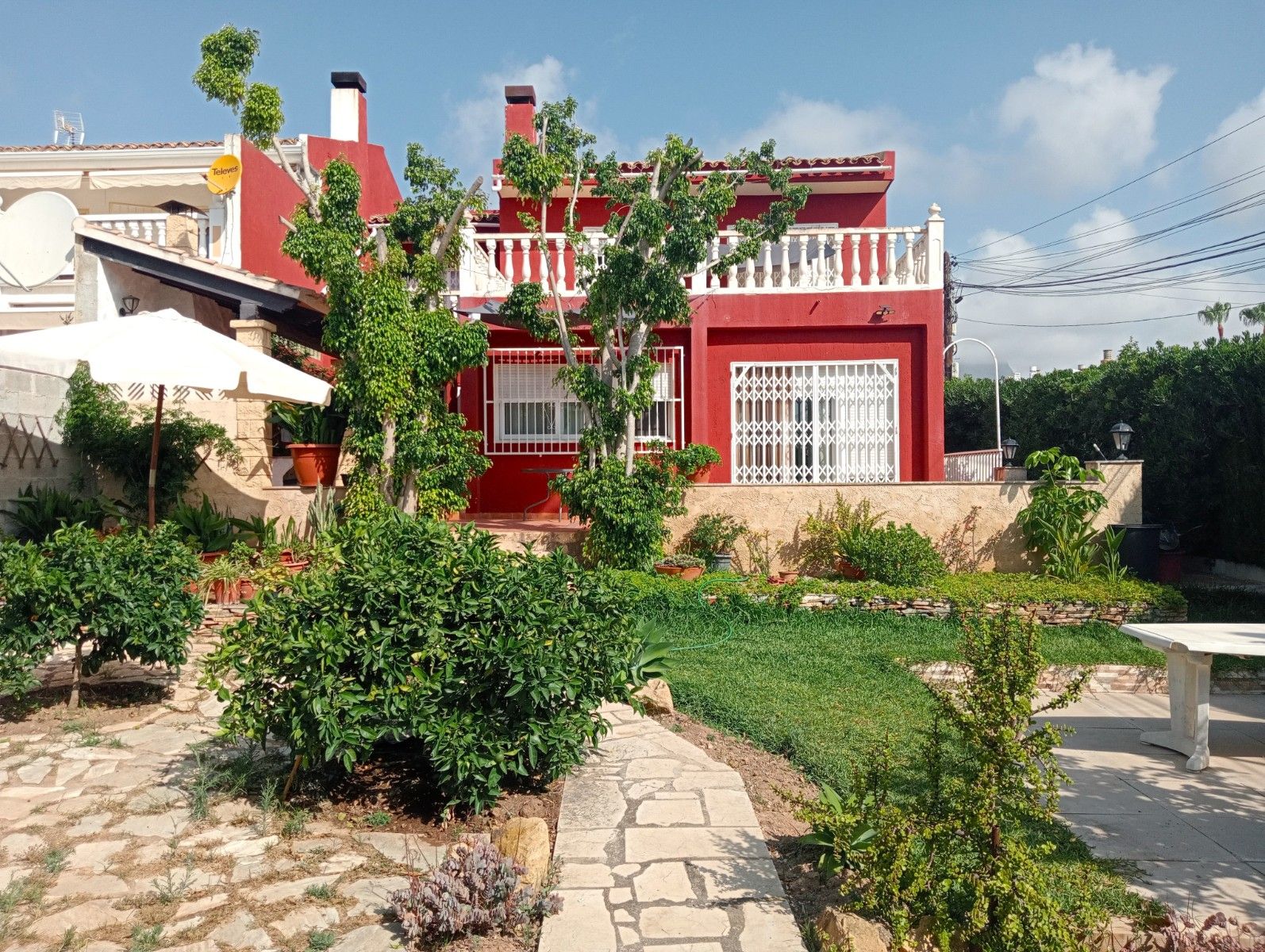 Vista exterior de Casa o xalet en venda en La Nucia amb Jardí privat, Terrassa i Traster