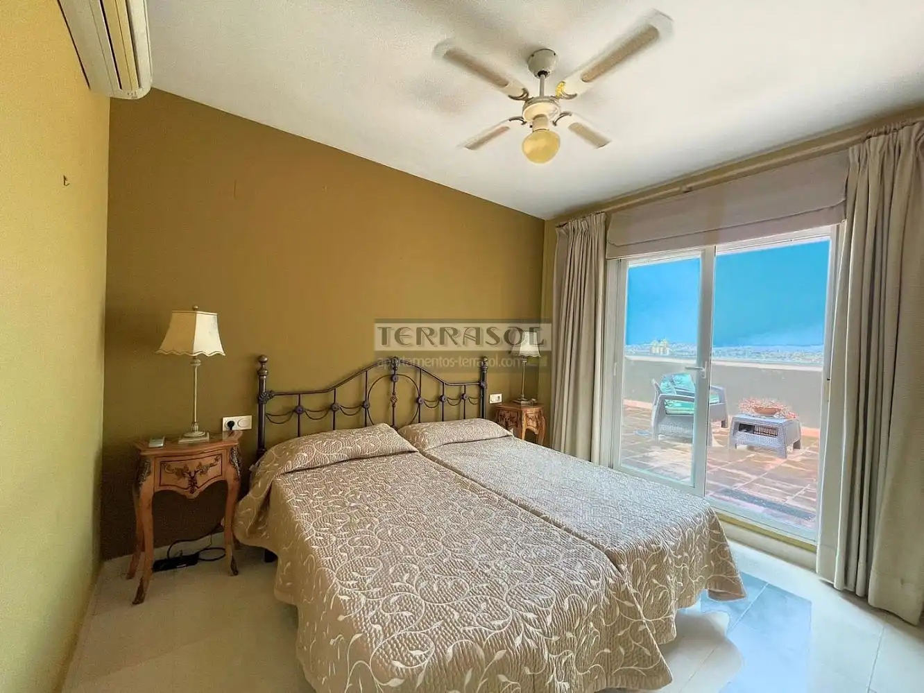 Habitación de Ático en venta en Vélez-Málaga con Aire acondicionado, Calefacción y Jardín privado