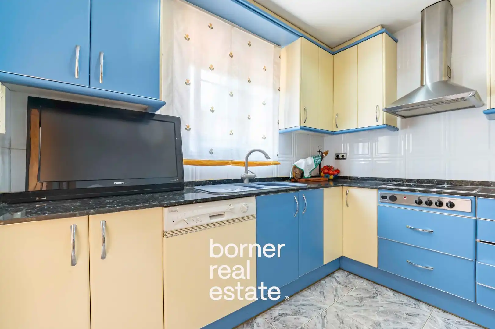 Cuina de Casa o xalet en venda en Sant Cugat del Vallès amb Aire condicionat, Calefacció i Jardí privat