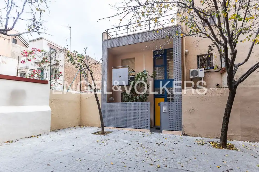 Vista exterior de Casa o xalet en venda en L'Hospitalet de Llobregat amb Aire condicionat, Calefacció i Parquet