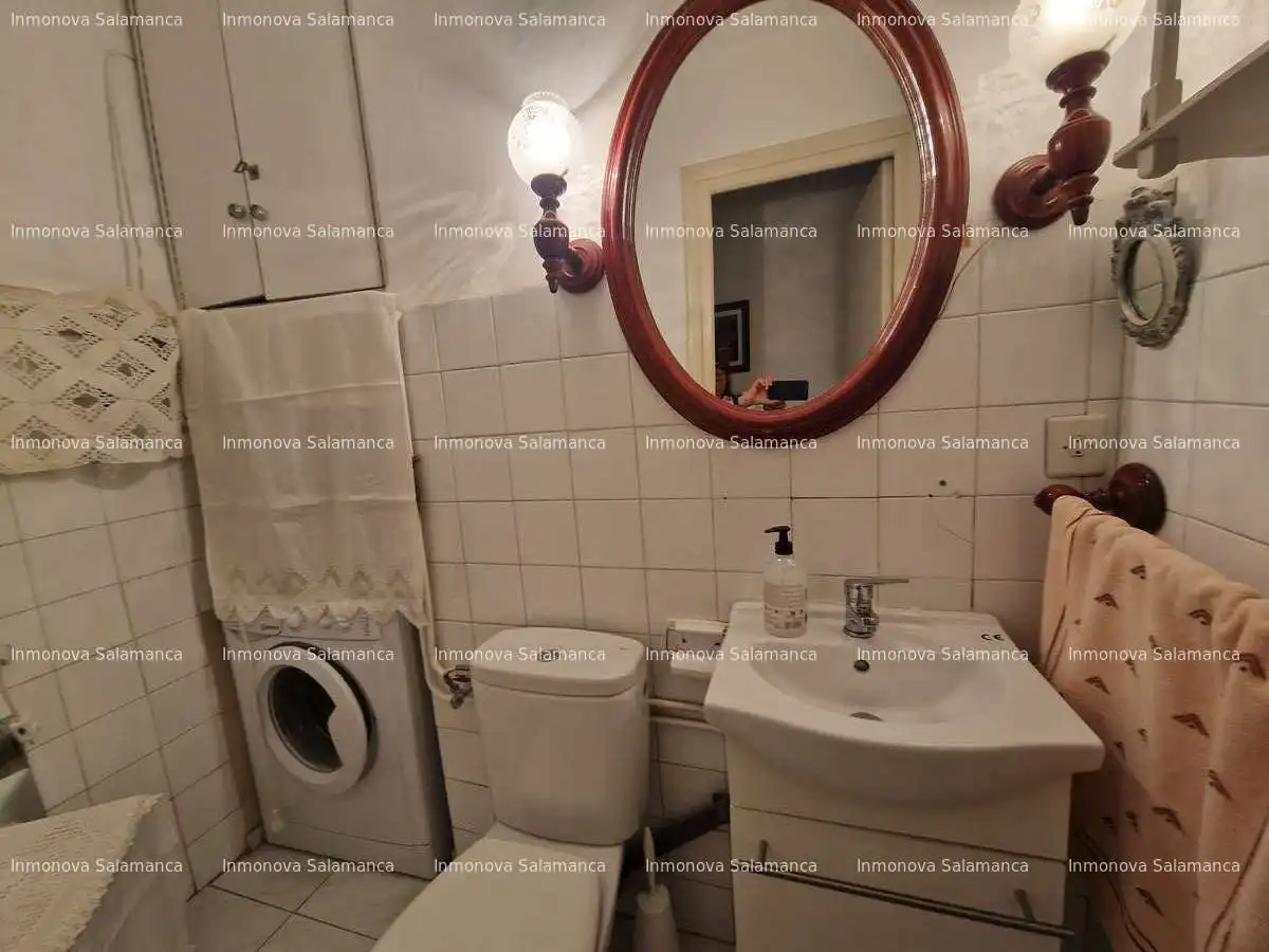 Bathroom of Flat for sale in Salamanca  with Heating, Terrace and Furnished