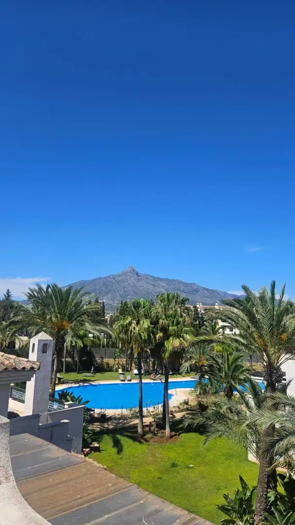 Vista exterior de Dúplex en venda en Marbella amb Aire condicionat, Terrassa i Traster