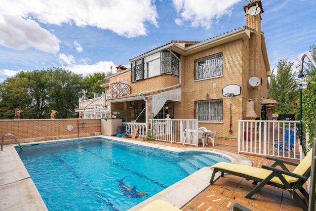 Casa adosada en Venta en Urbanizaciones