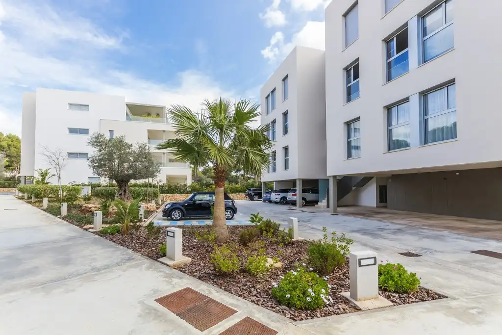 Vista exterior de Apartament en venda en Calvià amb Aire condicionat, Calefacció i Jardí privat