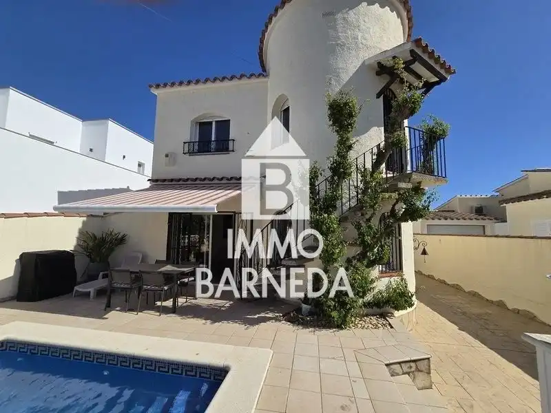 Vista exterior de Casa o xalet en venda en Empuriabrava amb Aire condicionat, Calefacció i Piscina