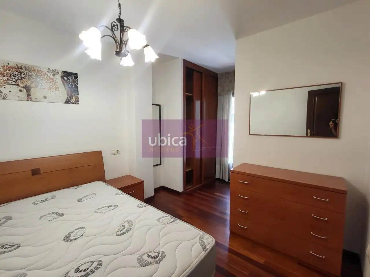 Dormitori de Pis en venda en Vigo  amb Calefacció, Parquet i Terrassa
