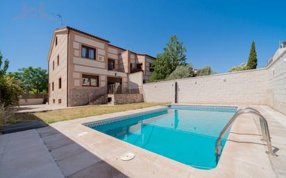 Piscina de Casa adosada en venda en Villanueva de la Cañada amb Calefacció, Jardí privat i Terrassa