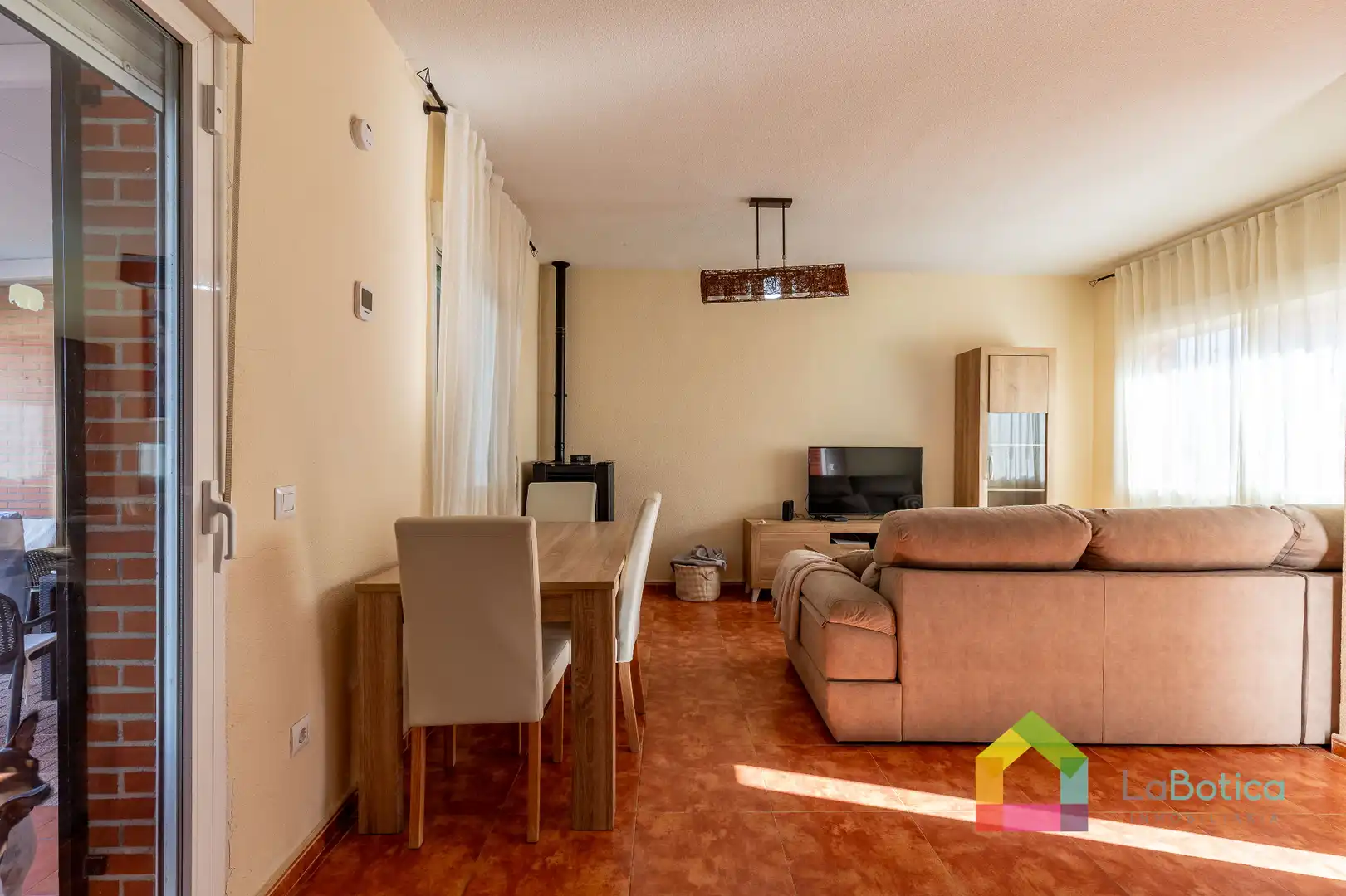 Sala de estar de Casa adosada en venta en Carmena con Calefacción