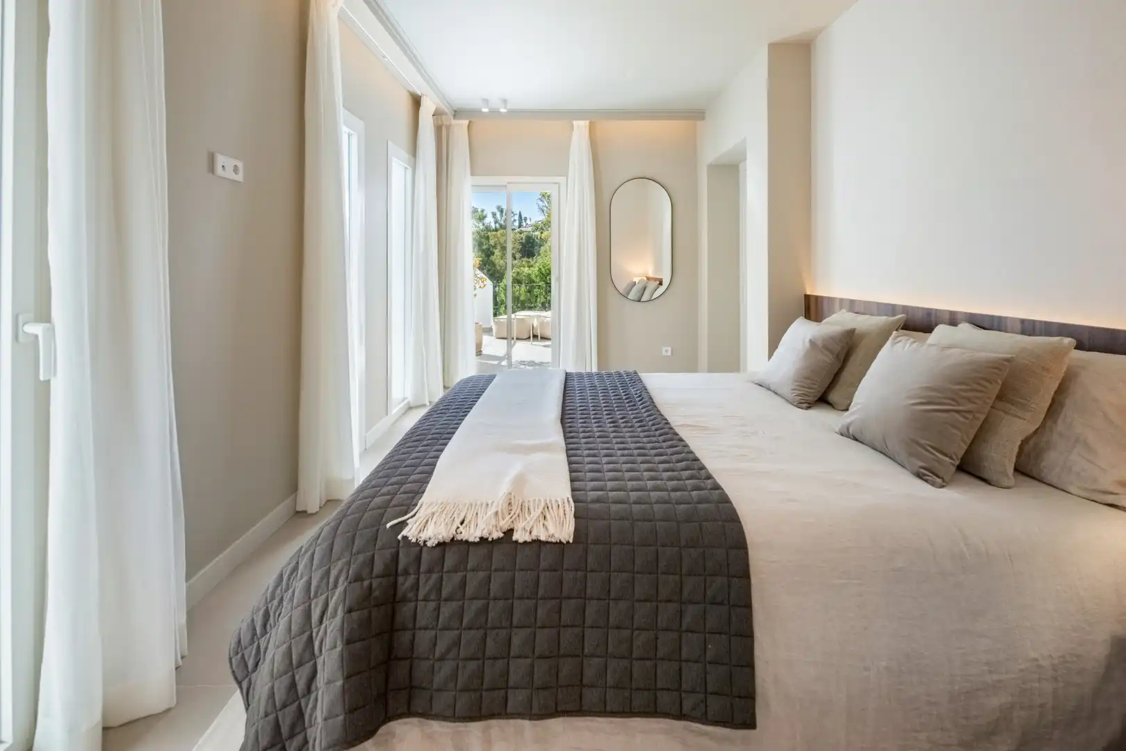 Bedroom of Apartments for sale in Benahavís  with Air Conditioner, Terrace and Swimming Pool