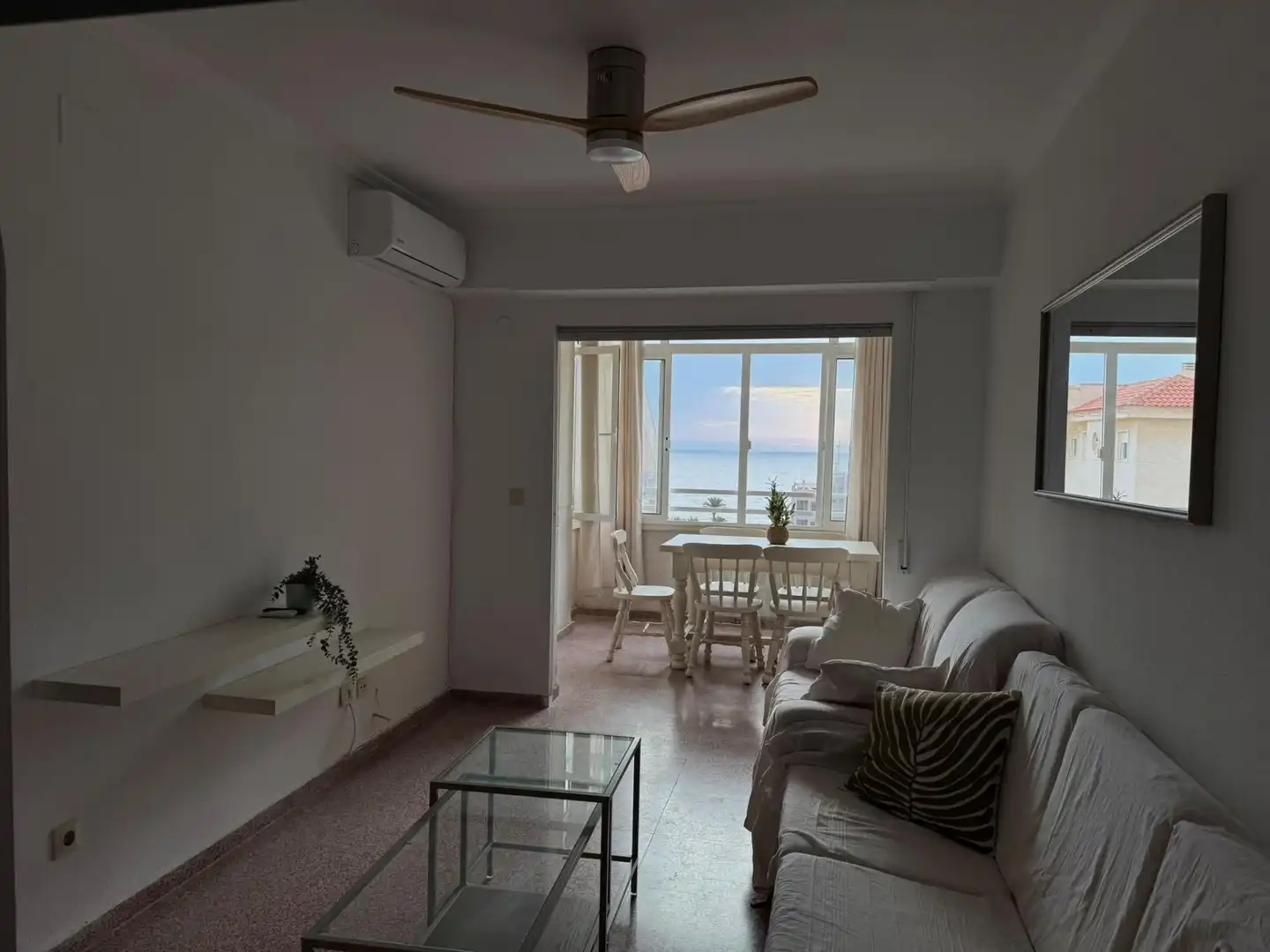 Sala de estar de Apartamento de alquiler en Elche / Elx con Aire acondicionado, Terraza y Amueblado