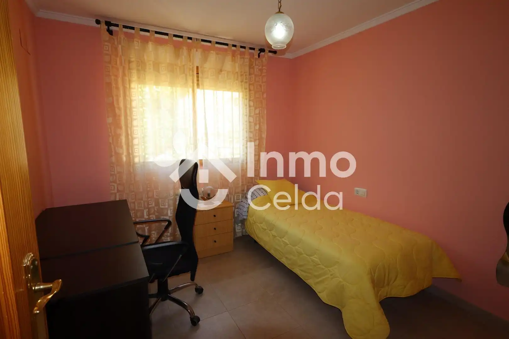Habitación de Casa adosada en venta en Chiva con Calefacción, Jardín privado y Terraza