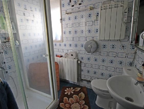 Badezimmer von Country house zum verkauf in Hontoba mit Privatgarten