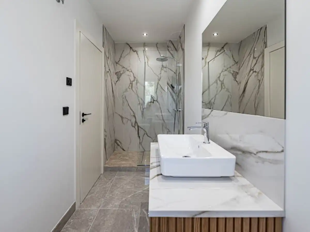 Baño de Casa adosada en venta en Benahavís con Aire acondicionado, Terraza y Trastero