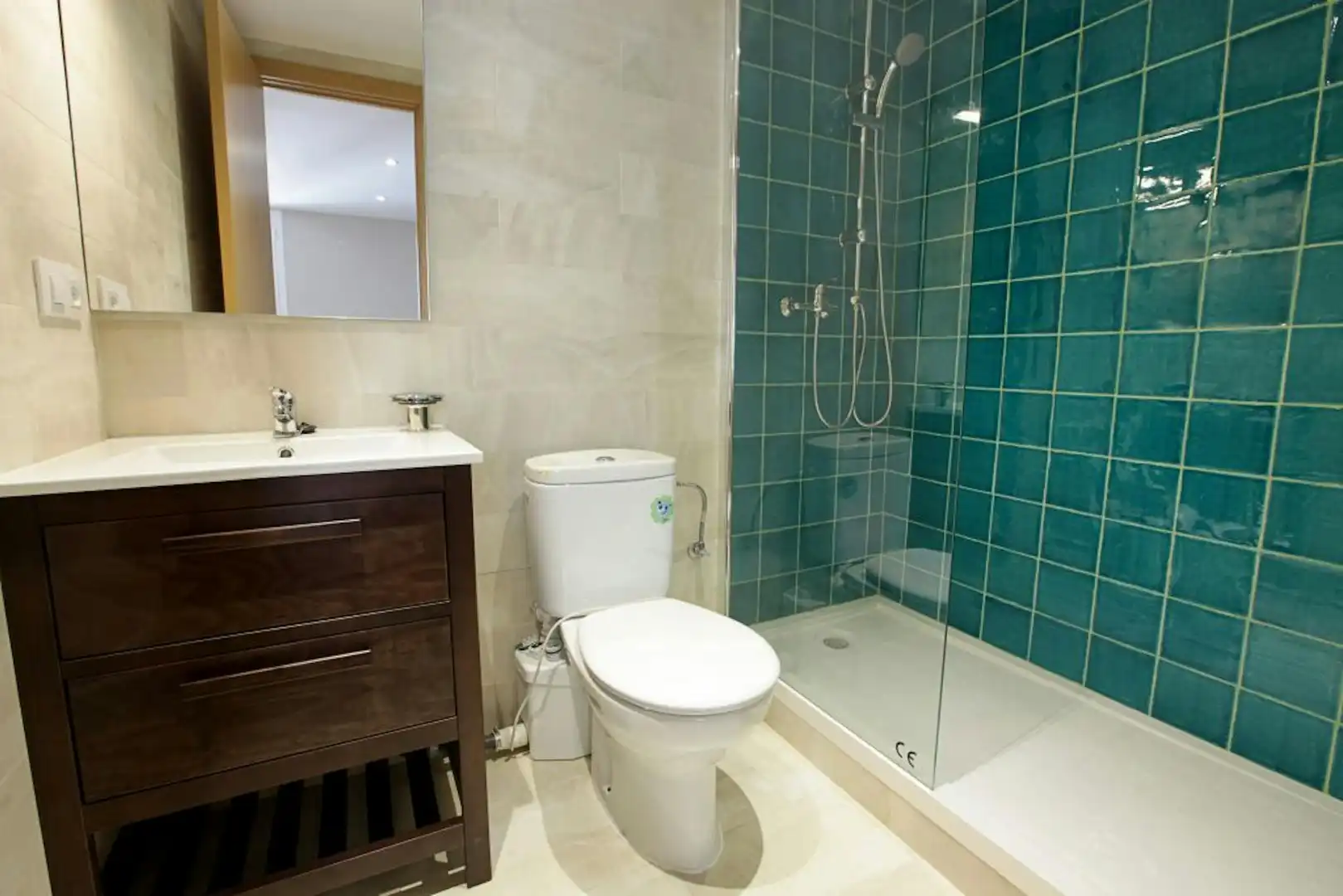Baño de Piso de alquiler en Barcelona con Aire acondicionado, Calefacción y Lavadora
