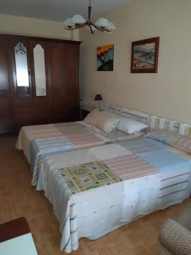 Schlafzimmer von Erdgeschoss zur Miete in Melide mit Privatgarten, Parkett und Möbliert