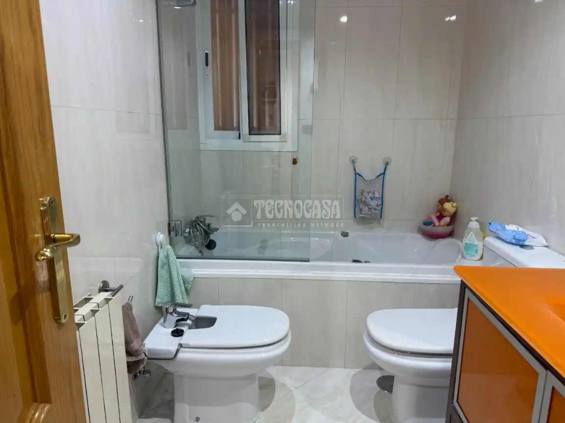 Badezimmer von Wohnung zum Verkauf in Madrid mit Klimaanlage und Heizung