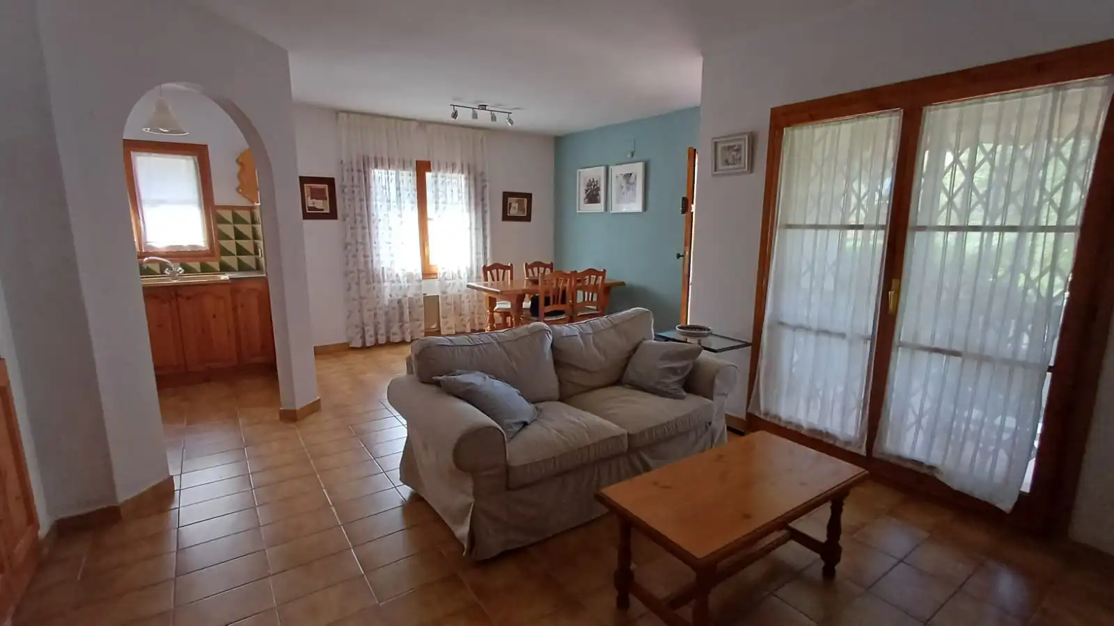 Sala d'estar de Casa adosada en venda en Roda de Berà amb Jardí privat i Alarma