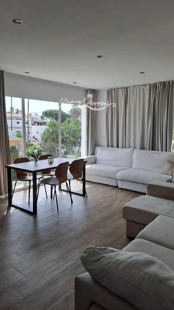 Wohnzimmer von Einfamilien-Reihenhaus zur Miete in Mijas mit Klimaanlage, Terrasse und Schwimmbad