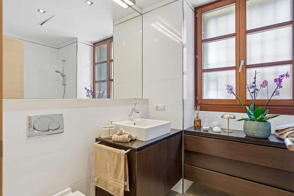 Badezimmer von Erdgeschoss zum Verkauf in  Palma de Mallorca mit Klimaanlage, Heizung und Parkett