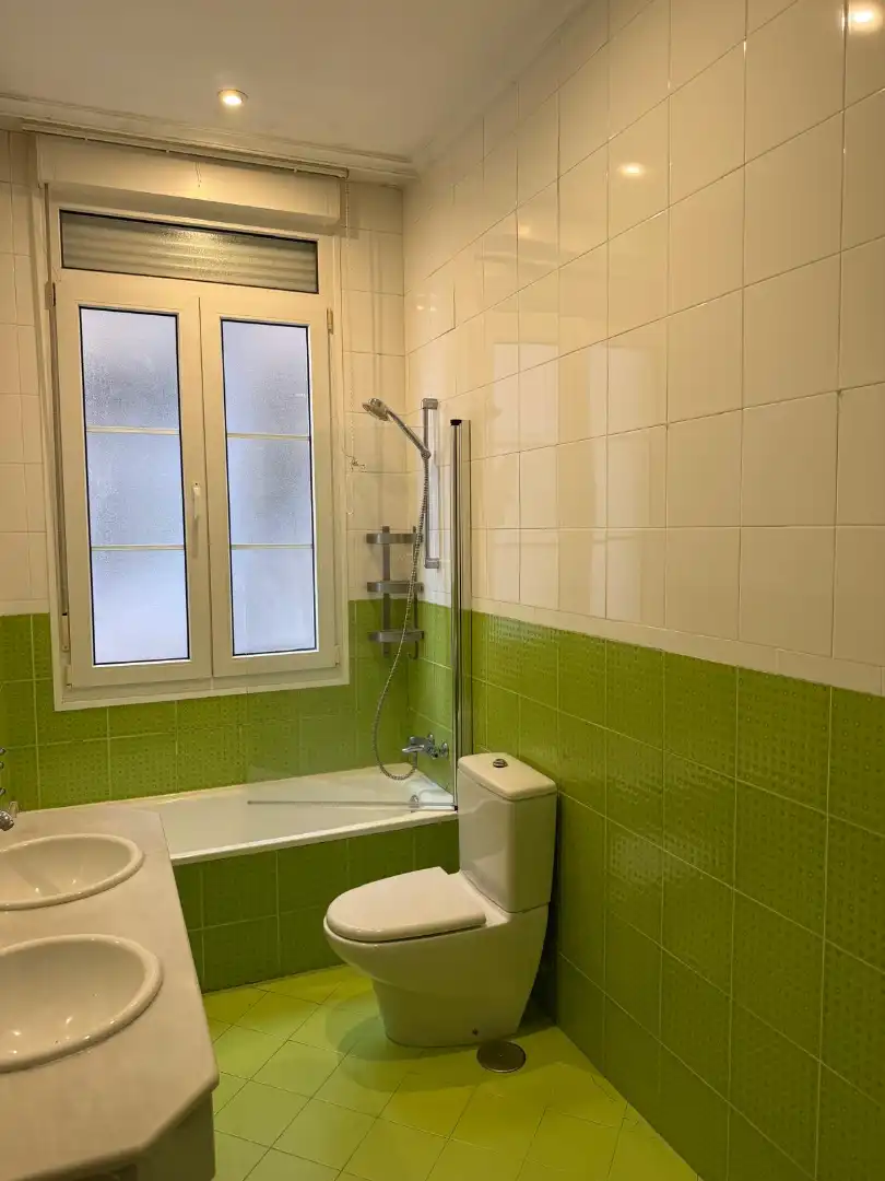 Badezimmer von Wohnung zur Miete in Vigo  mit Heizung, Parkett und Möbliert