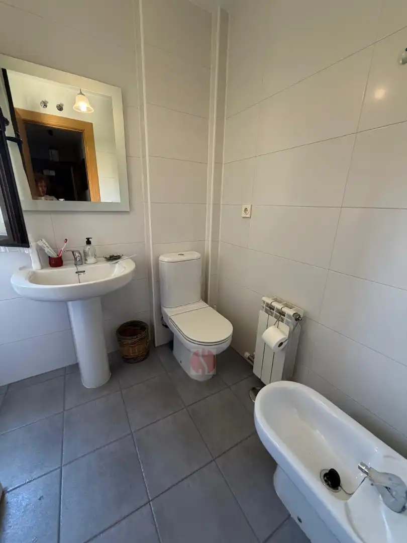 Baño de Ático en venta en Granada con Calefacción, Parquet y Terraza