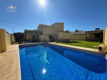 Xalet amb piscina en venda a RIU GIRONA