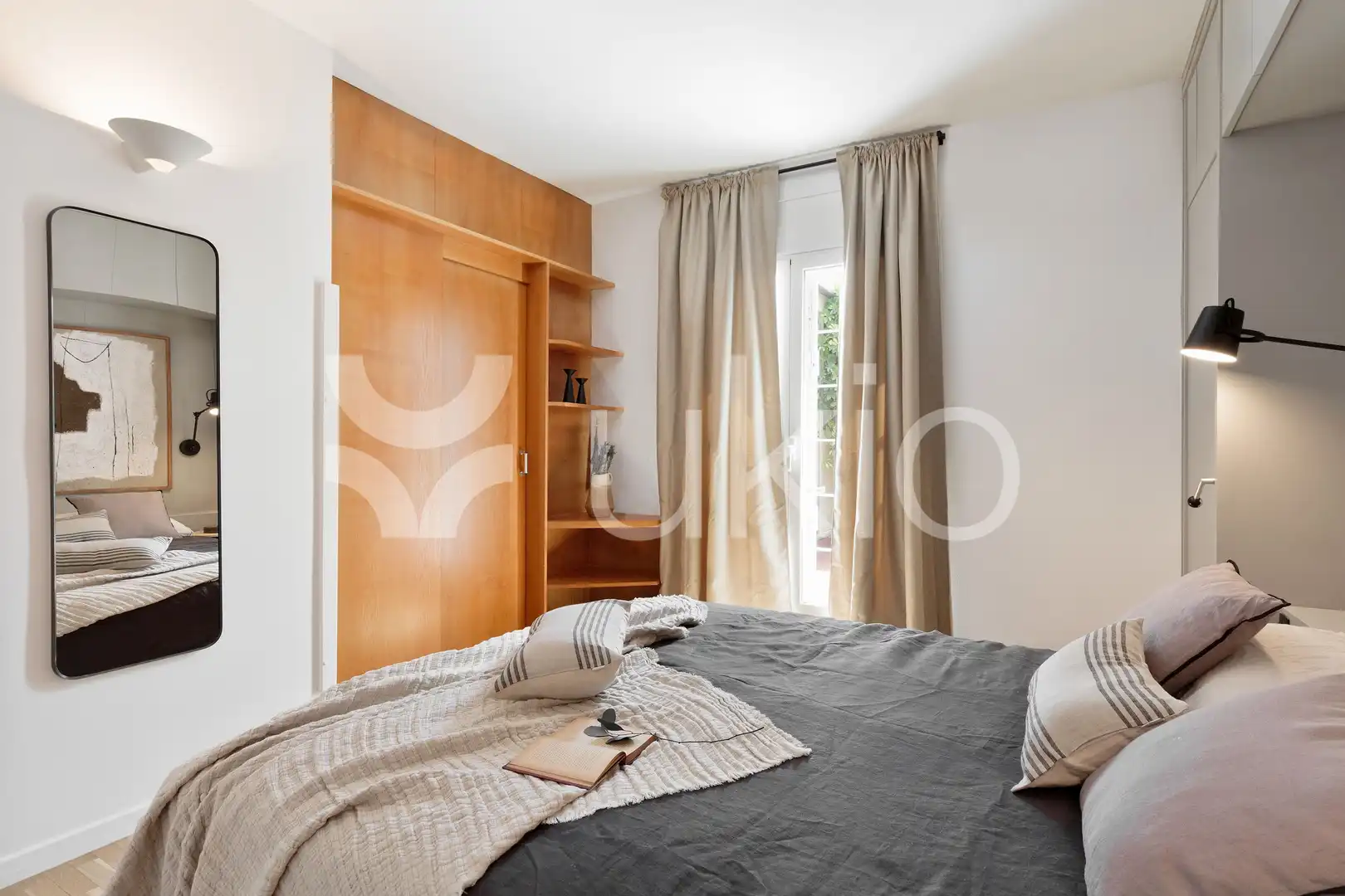 Dormitori de Apartament de lloguer en Barcelona amb Aire condicionat, Terrassa i Moblat