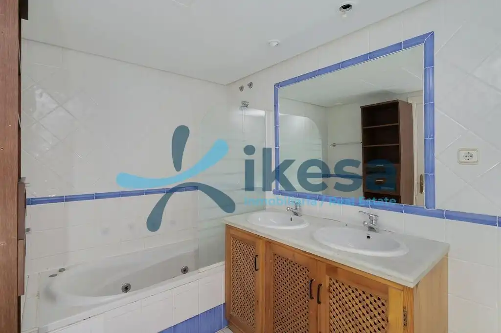 Bany de Dúplex en venda en Marbella amb Piscina comunitària