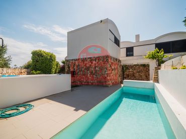 Xalet amb piscina en venda a Cala Blanca