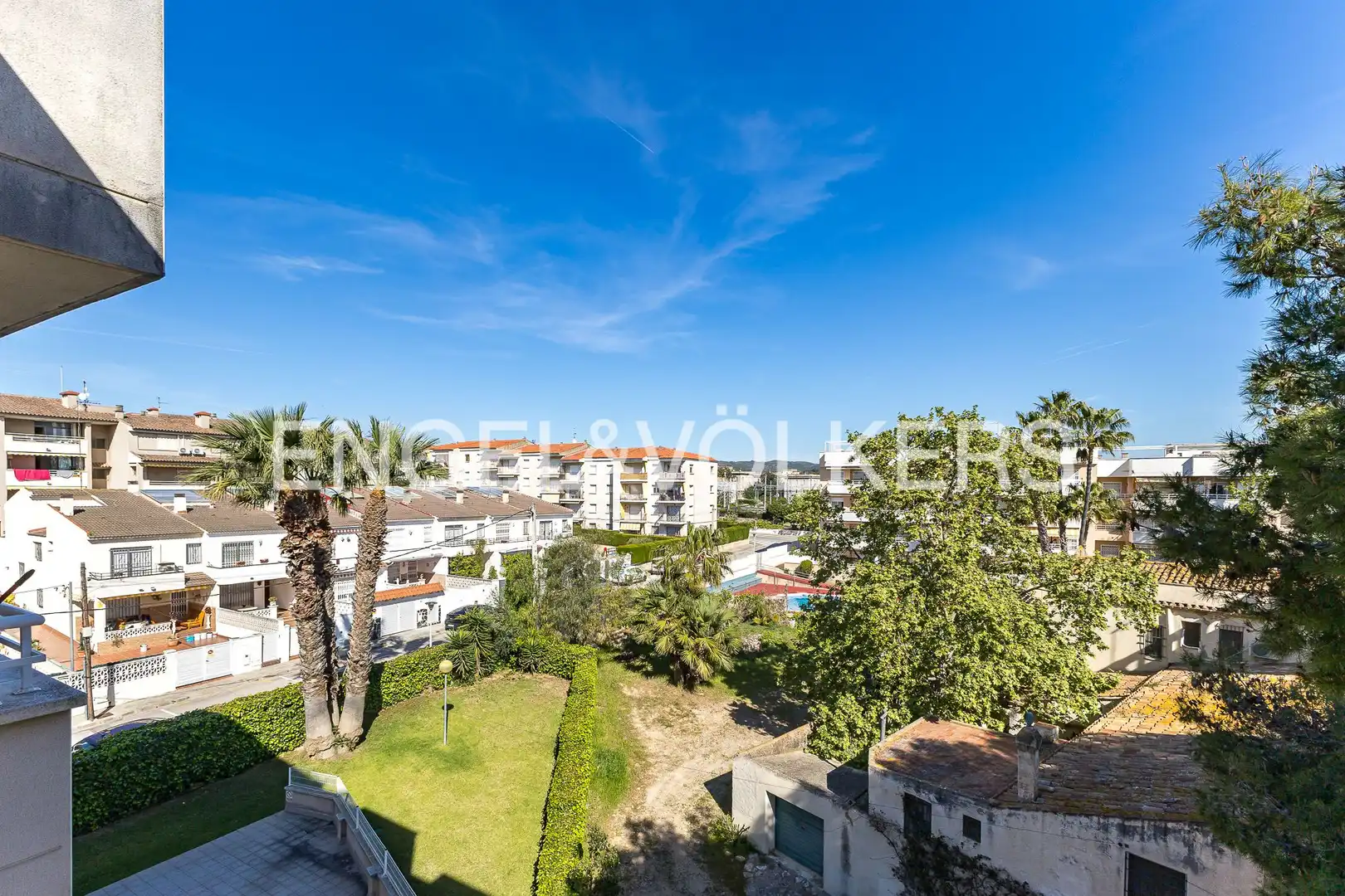 Vista exterior de Àtic en venda en El Vendrell amb Aire condicionat, Calefacció i Jardí privat