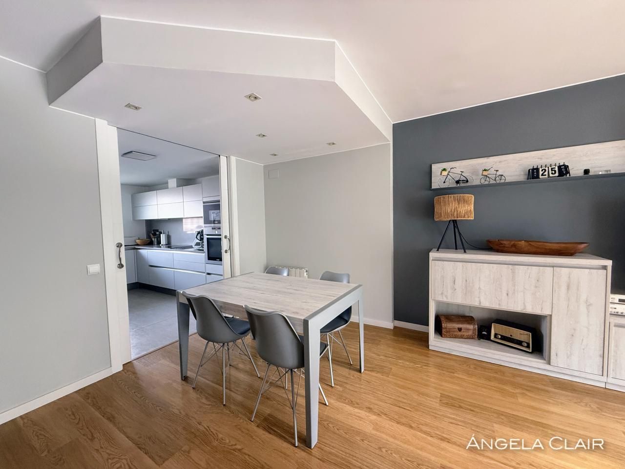 Menjador de Dúplex en venda en Sant Vicenç Dels Horts amb Aire condicionat, Calefacció i Parquet